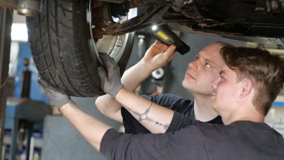 Kfz Wendt Mitarbeiter bei der Arbeit